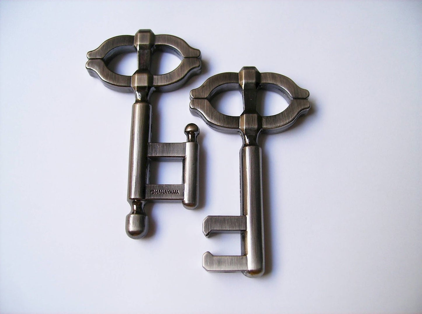 Huzzle Cast Key 2 Metal Puzzle Level 2 Brain Challenge 8+